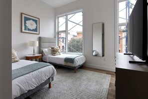 2 bedrooms, iron/ironing board, WiFi