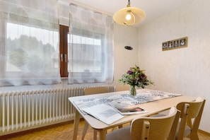 Dining - Ferienhof Brutoni Apartment "Schwarzwaldtraum" with Mountain View, Balcony, Shared BBQ Area (Bad Peterstal-Griesbach)