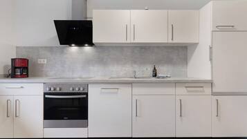 Een koelkast, een oven, een kookplaat, een vaatwasser