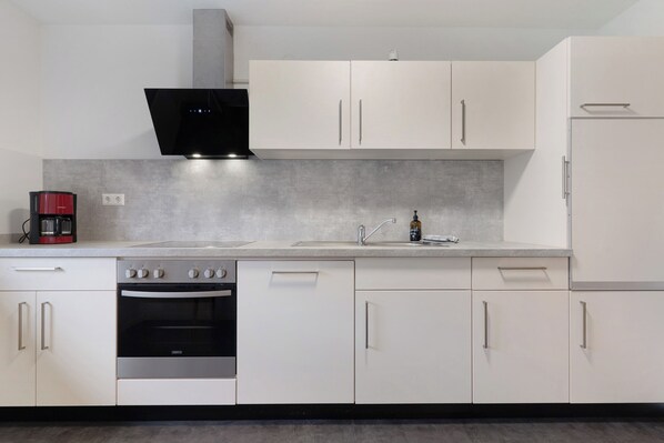 Fridge, oven, stovetop, dishwasher