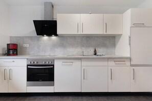 Frigorífico, horno, placa de cocina y lavavajillas