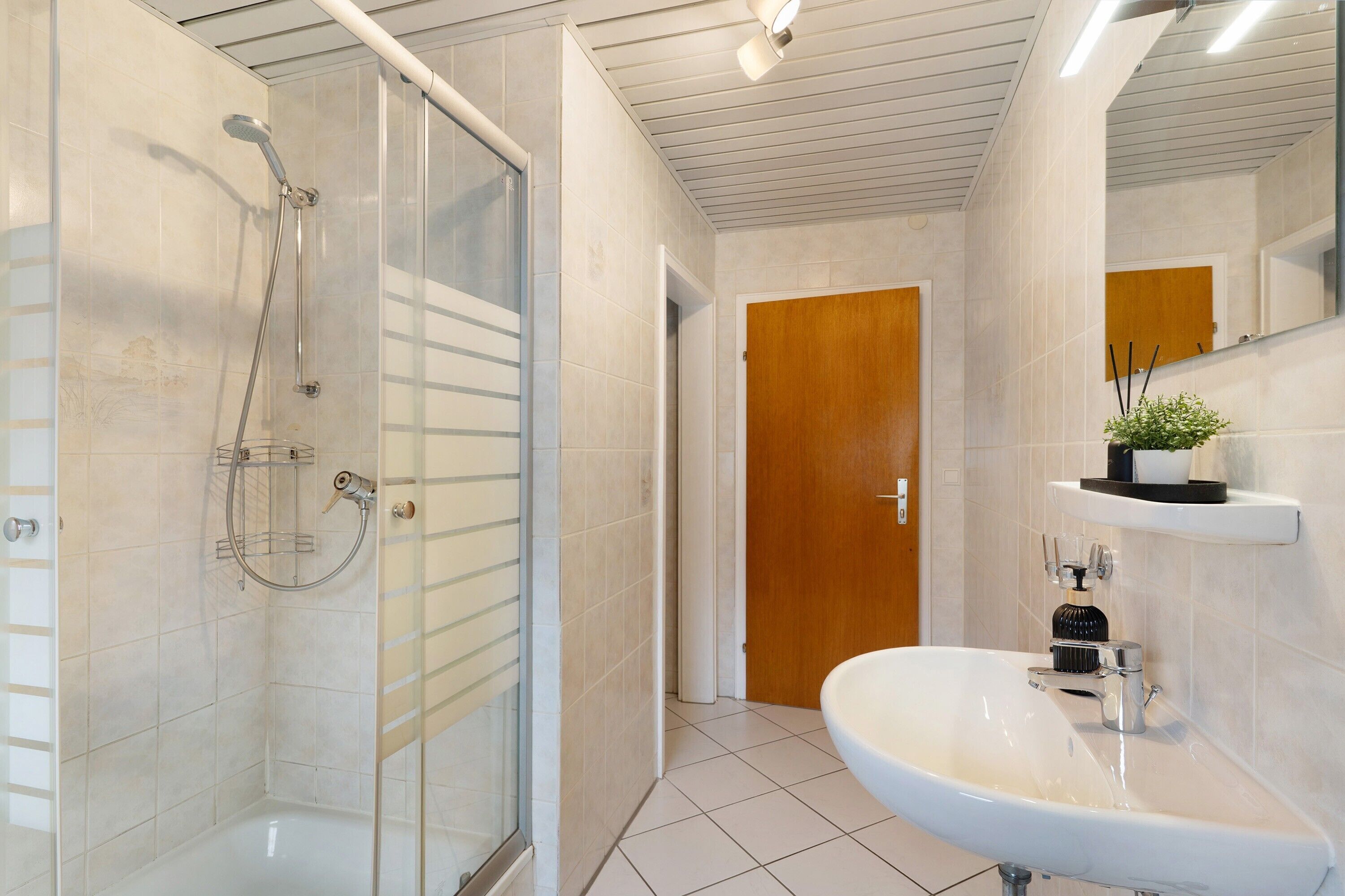 Douche, sèche-cheveux, serviettes fournies