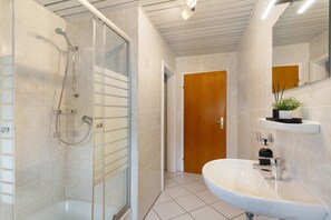 Shower, hair dryer, towels - Ferienhof Brutoni Apartment "Schwarzwaldtraum" with Mountain View, Balcony, Shared BBQ Area (Bad Peterstal-Griesbach)