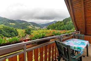 Outdoor dining - Ferienhof Brutoni Apartment "Schwarzwaldtraum" with Mountain View, Balcony, Shared BBQ Area (Bad Peterstal-Griesbach)
