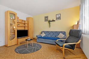 TV - Ferienhof Brutoni Apartment "Schwarzwaldtraum" with Mountain View, Balcony, Shared BBQ Area (Bad Peterstal-Griesbach)