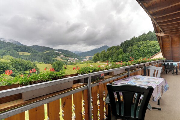 Outdoor dining - Ferienhof Brutoni Apartment "Waldzauber" with Mountain View, Balcony, Shared Barbecue Area (Bad Peterstal-Griesbach)