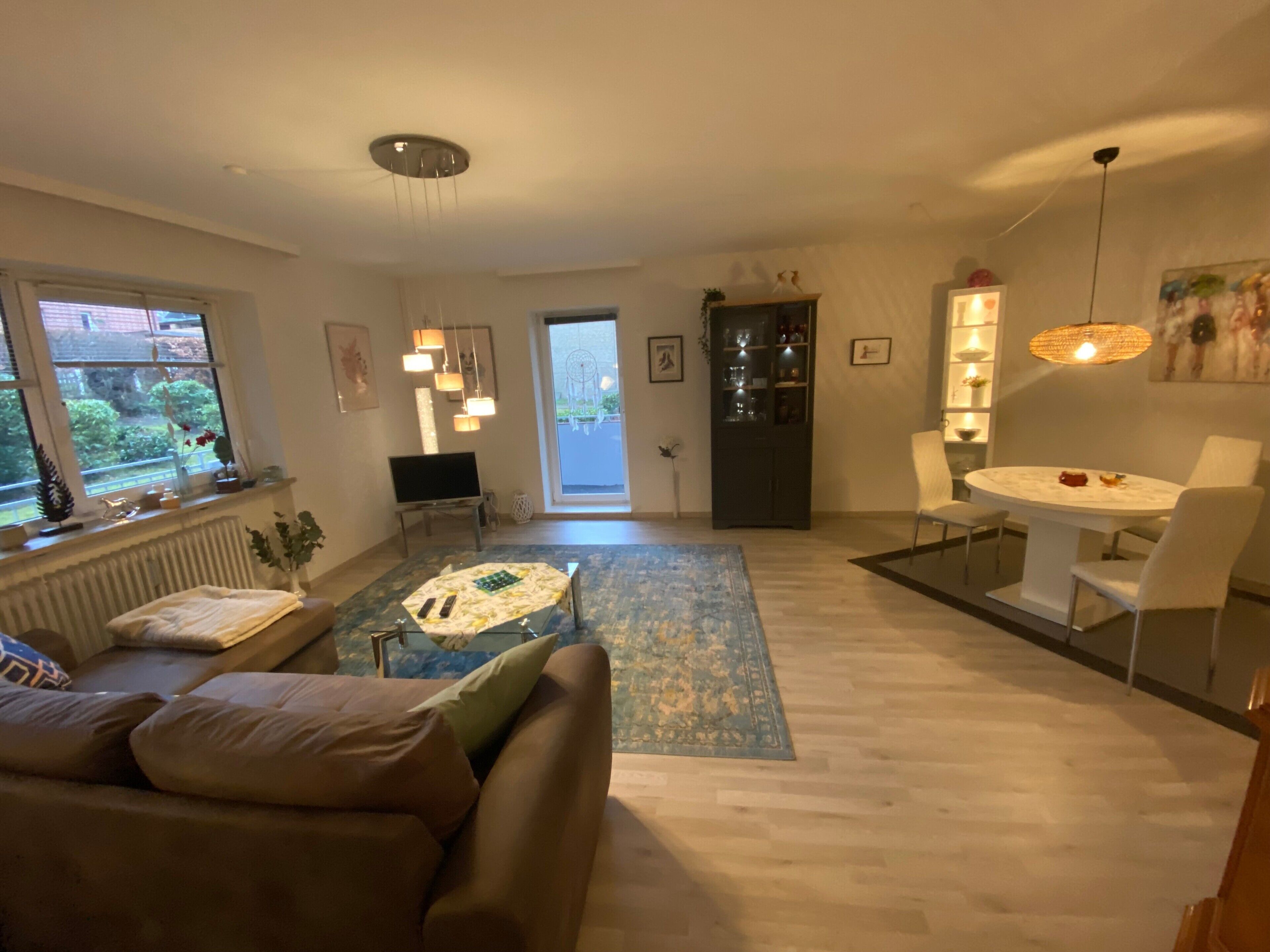 Ein modernes Wohnzimmer mit einer Couch, einem Couchtisch und einem Essbereich.