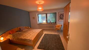 1 slaapkamer, een strijkplank/strijkijzer, gratis wifi, beddengoed