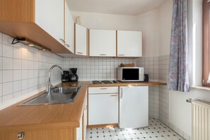 Réfrigérateur, micro-ondes, plaque de cuisson, lave-vaisselle