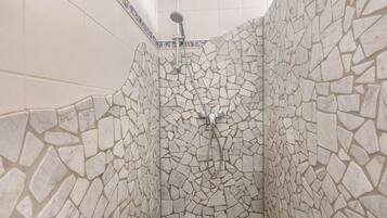 Dusche, Haartrockner, Handtücher