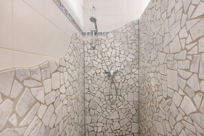 Douche, séchoir à cheveux, serviettes fournies