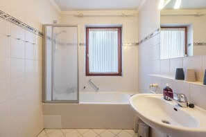 Shower, hair dryer, towels - Holiday Apartment 'Orenberg 2' with Terrace (Willingen (Upland))