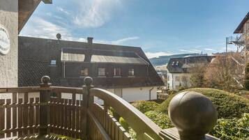 Ein Wohngebiet mit einer Holztreppe, Blick auf Häuser und blauem Himmel.