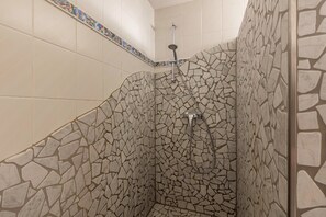 Douche, sèche-cheveux, serviettes fournies