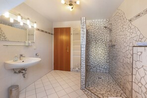 Shower, hair dryer, towels - Apartment 'Eimberg 8' with Balcony (Willingen (Upland))