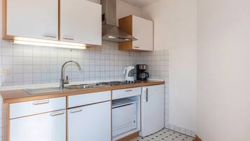 Kühlschrank, Mikrowelle, Herdplatte, Geschirrspüler