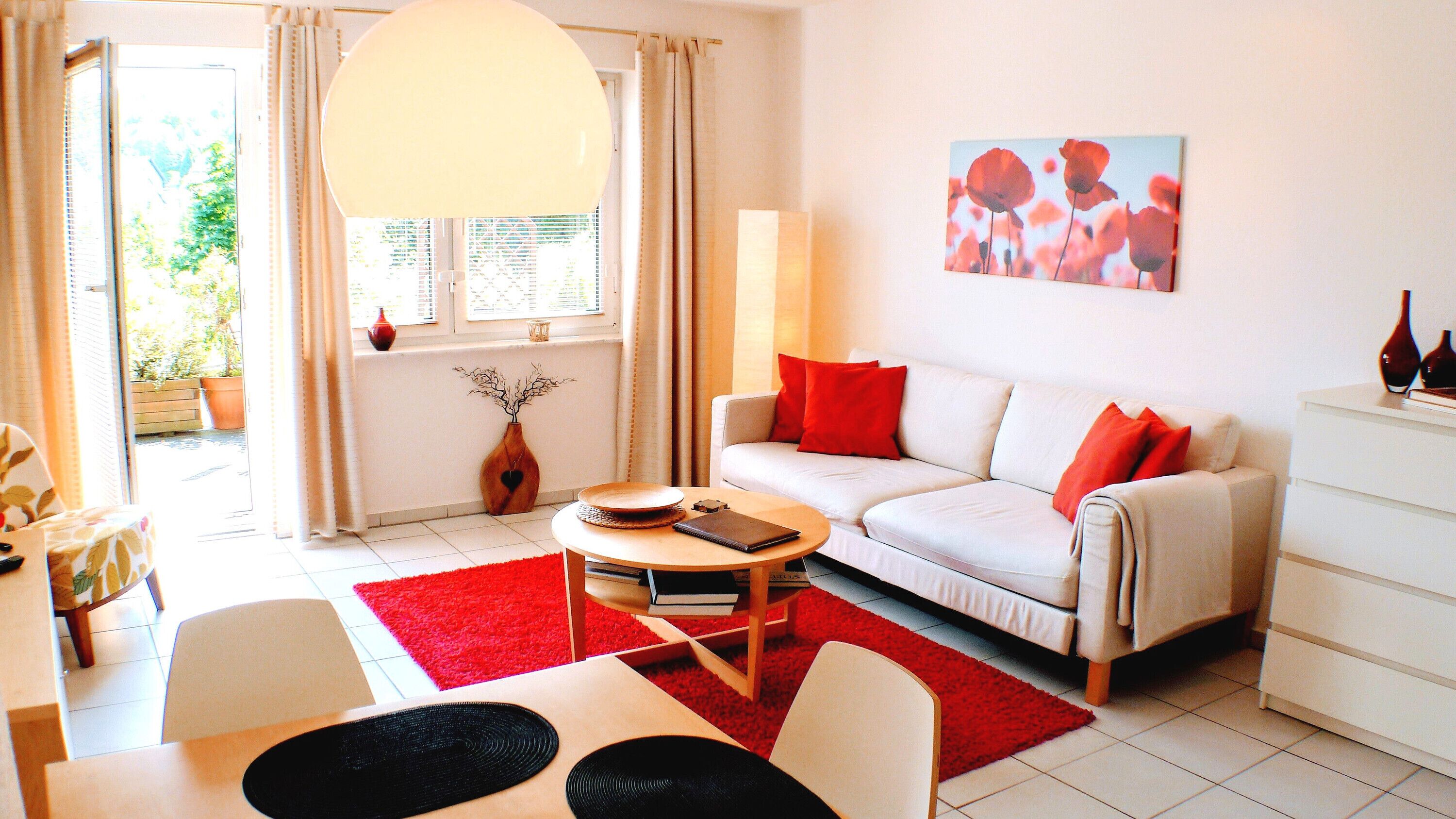 Televisie, een dvd-speler en een stereo