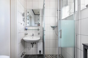 Dusche, Haartrockner, Handtücher