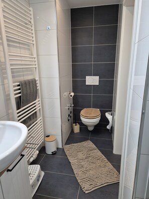 Een douche, een haardroger, handdoeken