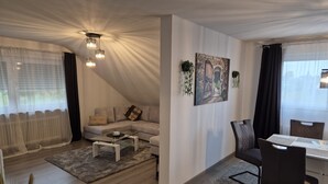 Una sala moderna con sofá, una mesa de centro y comedor.