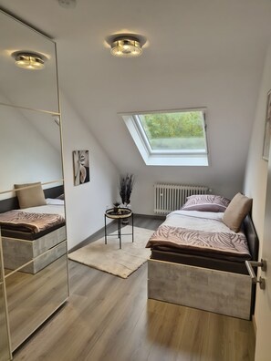 3 slaapkamers, een strijkplank/strijkijzer, gratis wifi, beddengoed