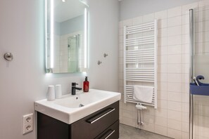 Shower, hair dryer, towels - Apartment 'Steensen' with Private Terrace, Private Garden and Wi-Fi (Leck)
