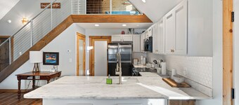 The Painted Peak - Fast WiFi, Dog-Friendly, Firepit, Mountain Getaway!