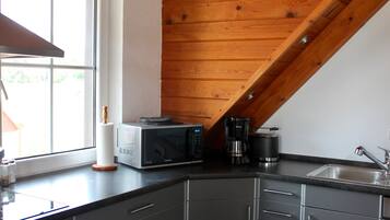 Geladeira, micro-ondas, fogão, cooktop