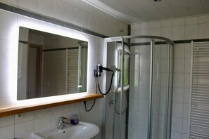Een douche, een haardroger, handdoeken