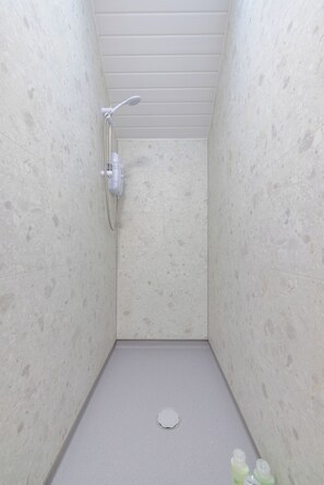 Haartrockner, Handtücher, Seife, Toilettenpapier