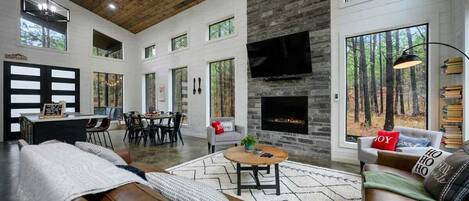 Télévision, cheminée, espaces bureaux