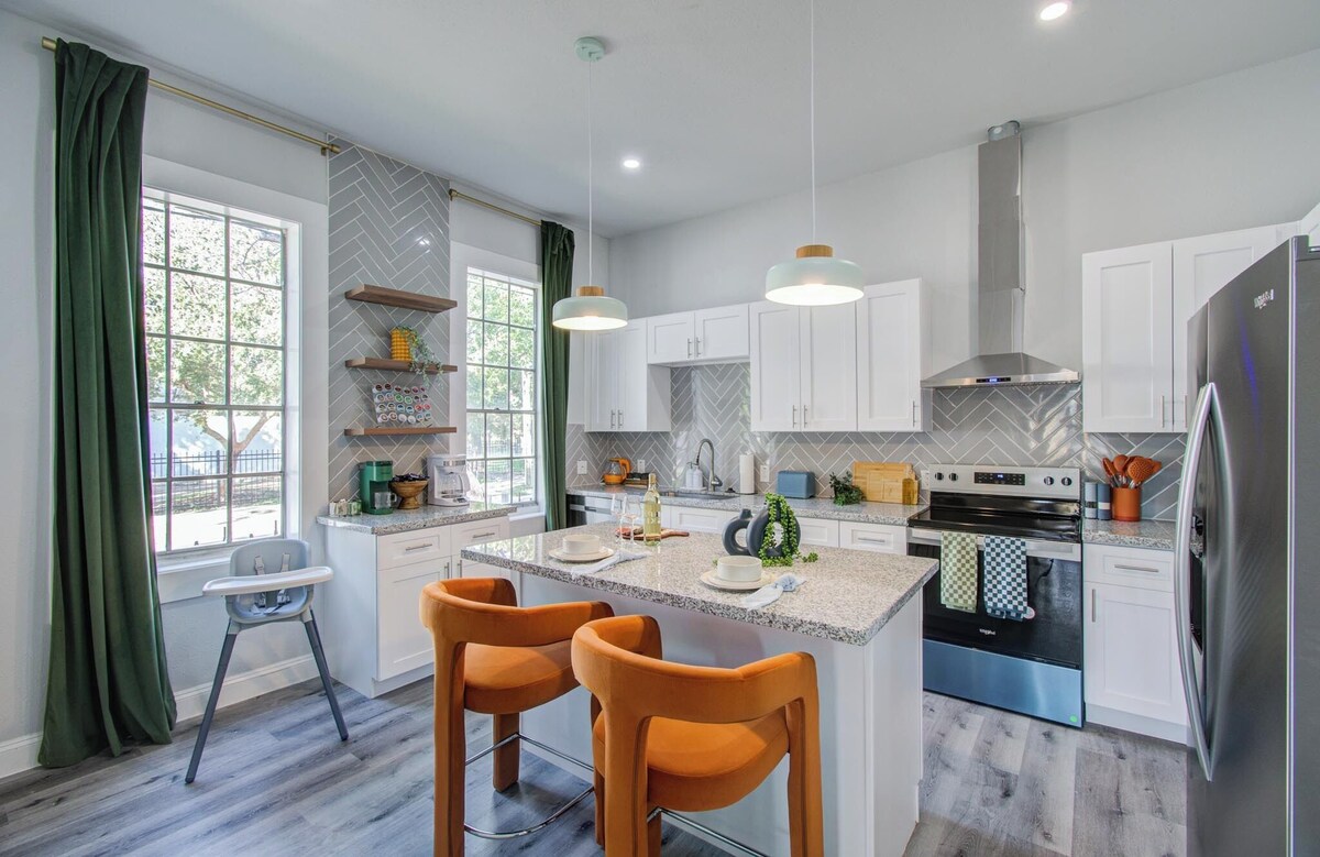 Photo 2 of 3 Bed, 2.5 Bath, 10 Minutes from Downtown, Fire-Pit, and Outdoor Theater