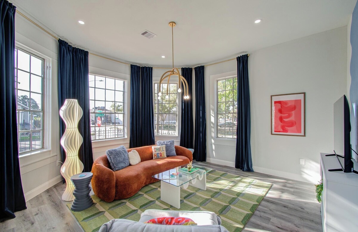 3 Bed, 2.5 Bath, 10 Minutes from Downtown, Fire-Pit, and Outdoor Theater