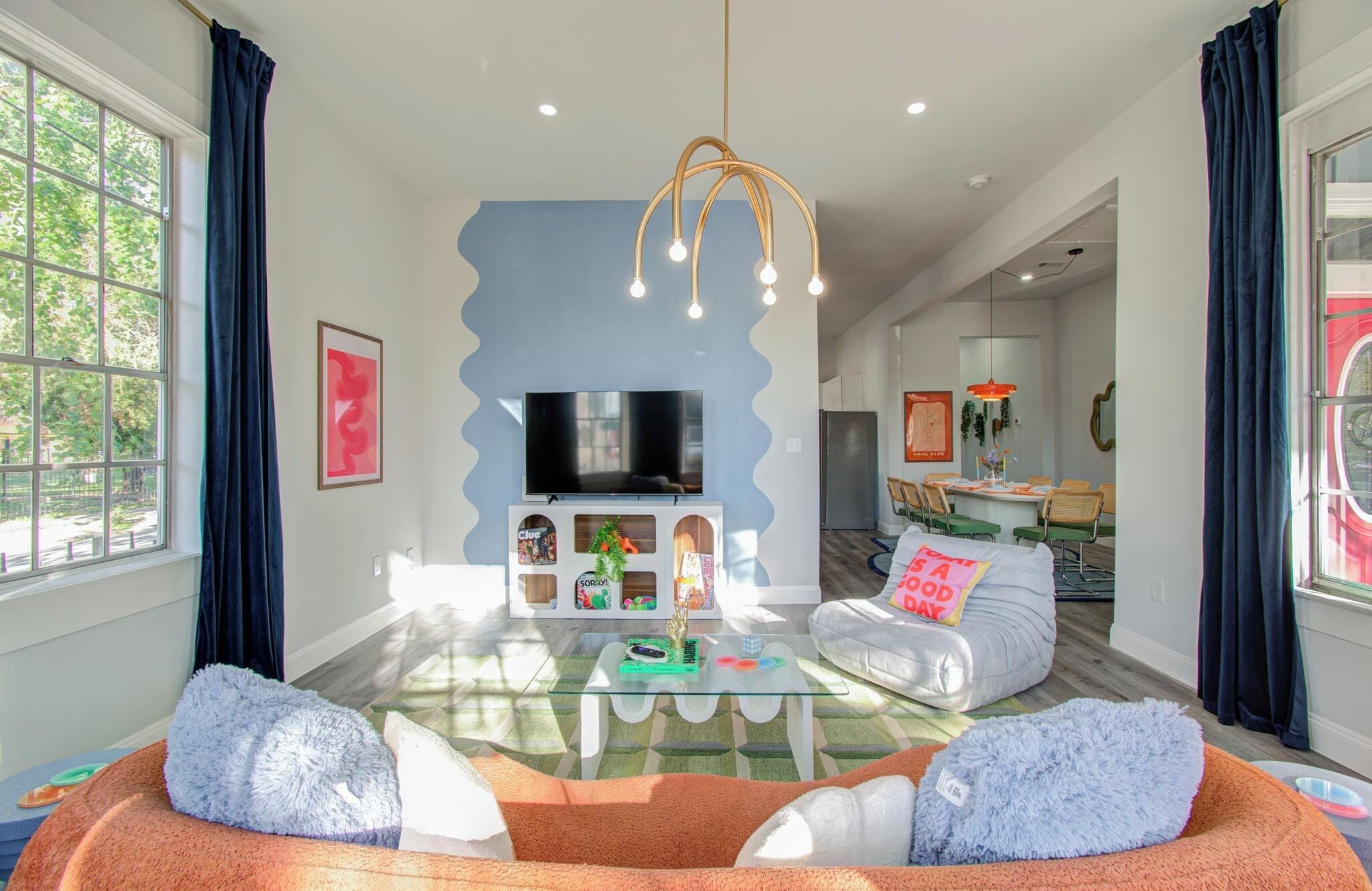 Een smart-tv, een open haard en boeken