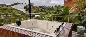 GLAMPING WITH POOL AND JACUZZI AT GUATAPE