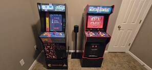 Game room - Cozy 4-bedrm Cabin w/Hottub, Firepit, & Late CheckOut - Coosawattee River Resort (Ellijay)