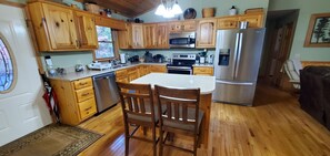 Fridge, microwave, stovetop, dishwasher - Cozy 4-bedrm Cabin w/Hottub, Firepit, & Late CheckOut - Coosawattee River Resort (Ellijay)