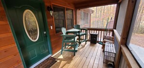 Outdoor dining - Cozy 4-bedrm Cabin w/Hottub, Firepit, & Late CheckOut - Coosawattee River Resort (Ellijay)