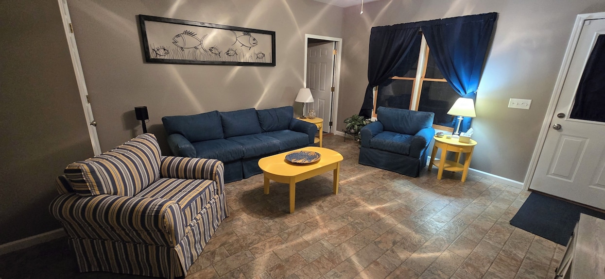 Cozy 4-bedrm Cabin W/hottub, Firepit, & Late Checkout - Coosawattee River Resort - Ellijay, GA