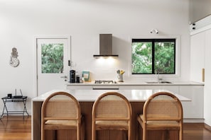 Micro-ondes, four, plaque de cuisson, lave-vaisselle