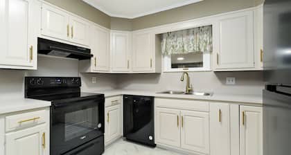 Nicely Located 2-bedroom duplex apartment newly updated in Herington.
