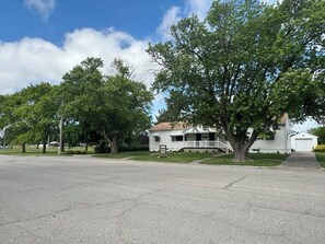 Exterior - Nicely Located 2-bedroom duplex apartment newly updated in Herington. (Herington)