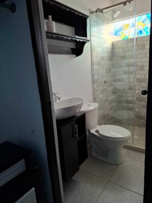 Serviettes fournies, savon, papier toilette