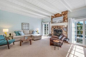 TV connectée, cheminée, baby-foot, table de tennis de table