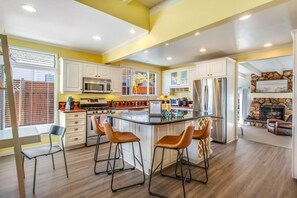 Fridge, microwave, oven, stovetop - Beach Breeze Bungalow | 1.3Miles To Beach | Cozy (Redondo Beach)