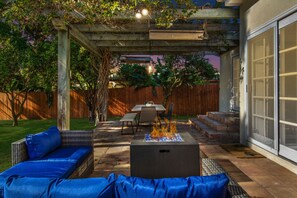 Outdoor dining - Beach Breeze Bungalow | 1.3Miles To Beach | Cozy (Redondo Beach)