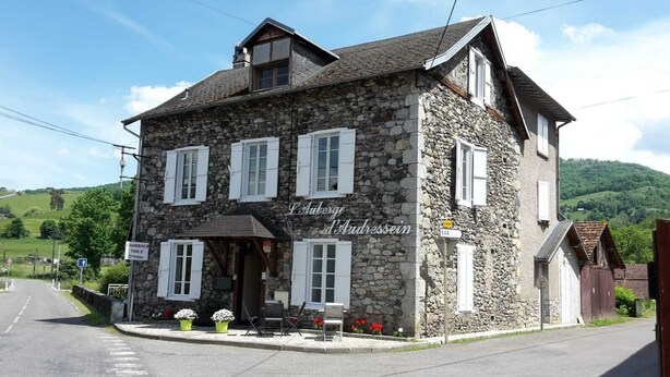 Un bâtiment en pierre sur lequel on peut lire l’inscription : « L’Auberge d’Andressein ».