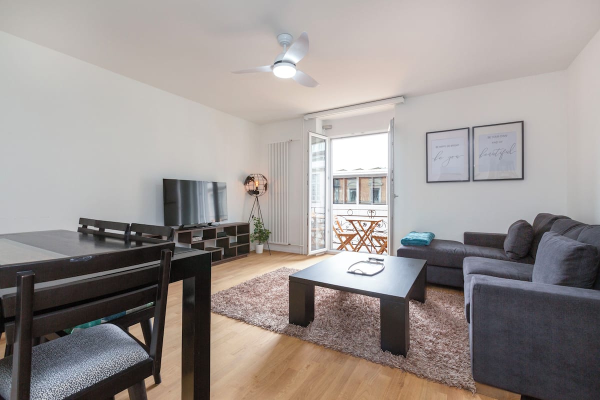 Executive Apartment, 2 Bedrooms | Living area | 32-inch Smart TV with digital channels