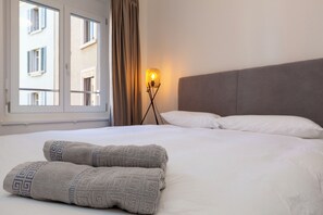 2 habitaciones, cubrecamas, colchones con efecto memoria y escritorio 