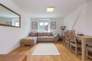 Lägenhet Panoramic - 2 sovrum | Vardagsrum | 32-tums smart-tv med digitalkanaler